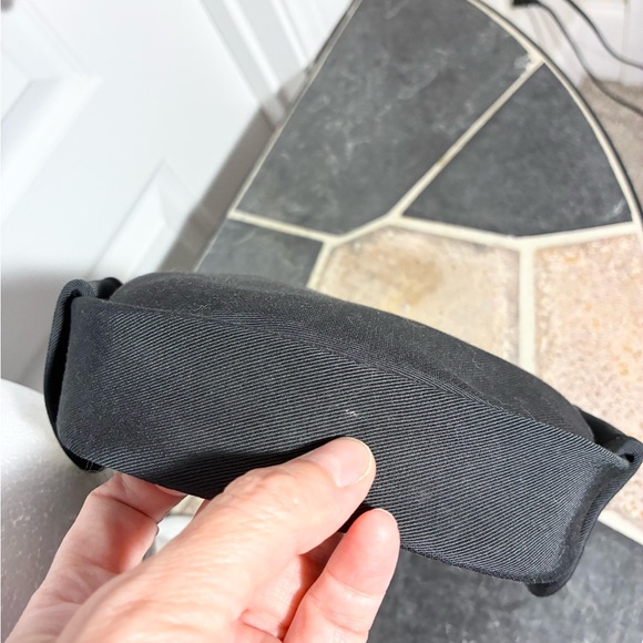 60s Structured Pillbox Hat Double Pearl Brooch Tabs Black Vintage - Picture 8 of 8